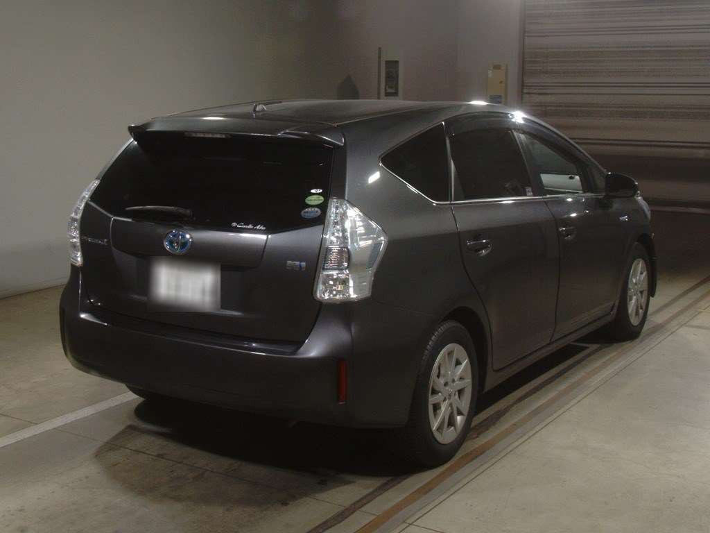 2014 Toyota Prius alpha ZVW41W[1]