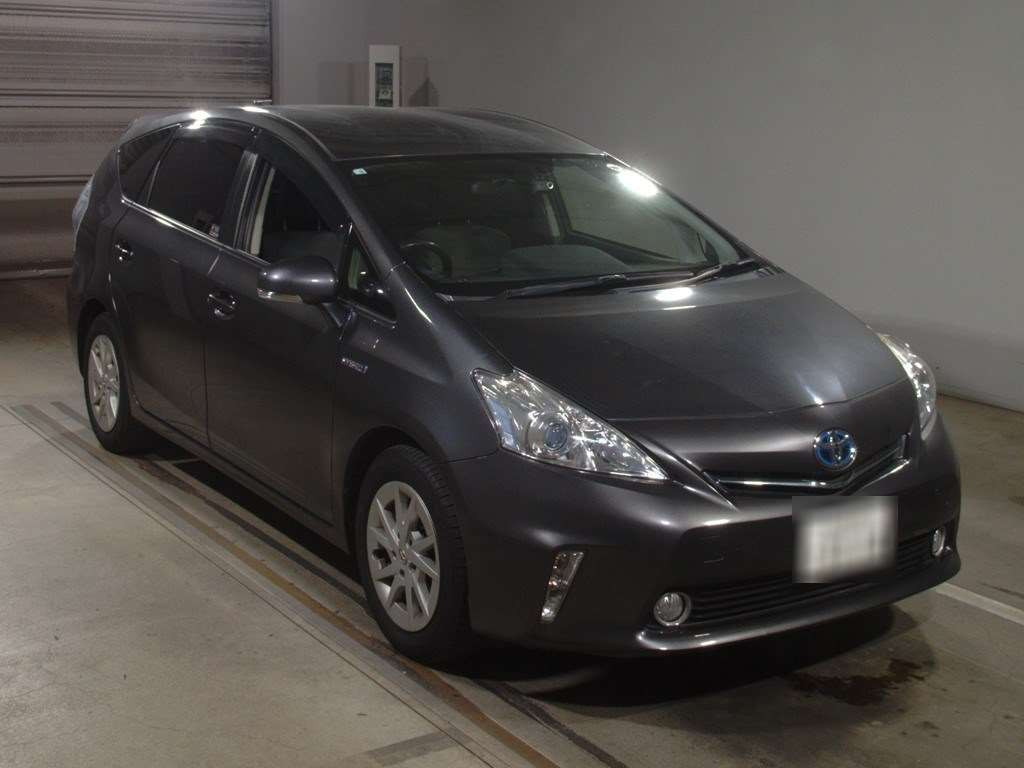 2014 Toyota Prius alpha ZVW41W[2]