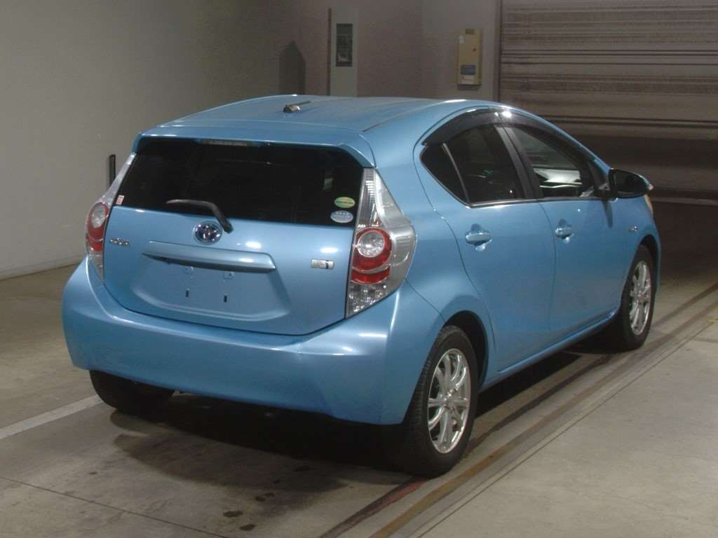 2013 Toyota Aqua NHP10[1]