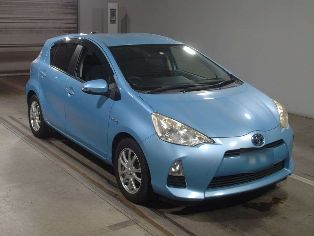 2013 Toyota Aqua NHP10[2]