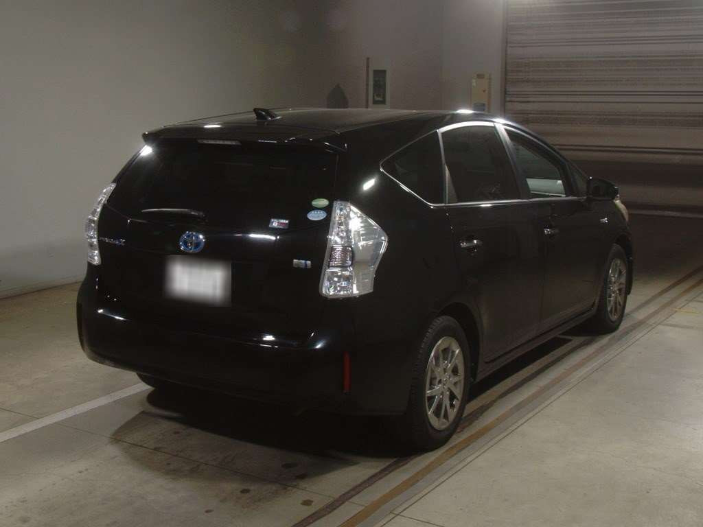 2014 Toyota Prius alpha ZVW40W[1]