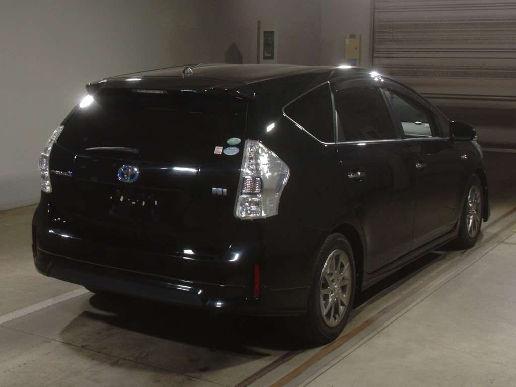 2014 Toyota Prius alpha ZVW41W[1]