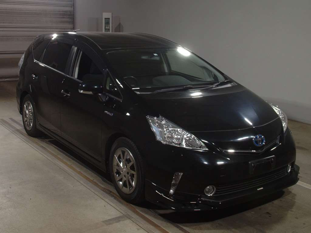 2014 Toyota Prius alpha ZVW41W[2]