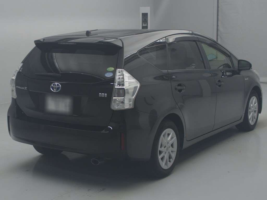 2012 Toyota Prius alpha ZVW41W[1]