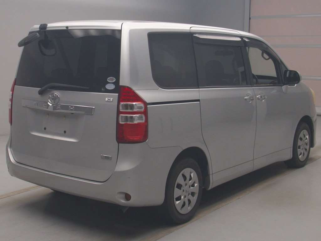 2011 Toyota Noah ZRR70G[1]