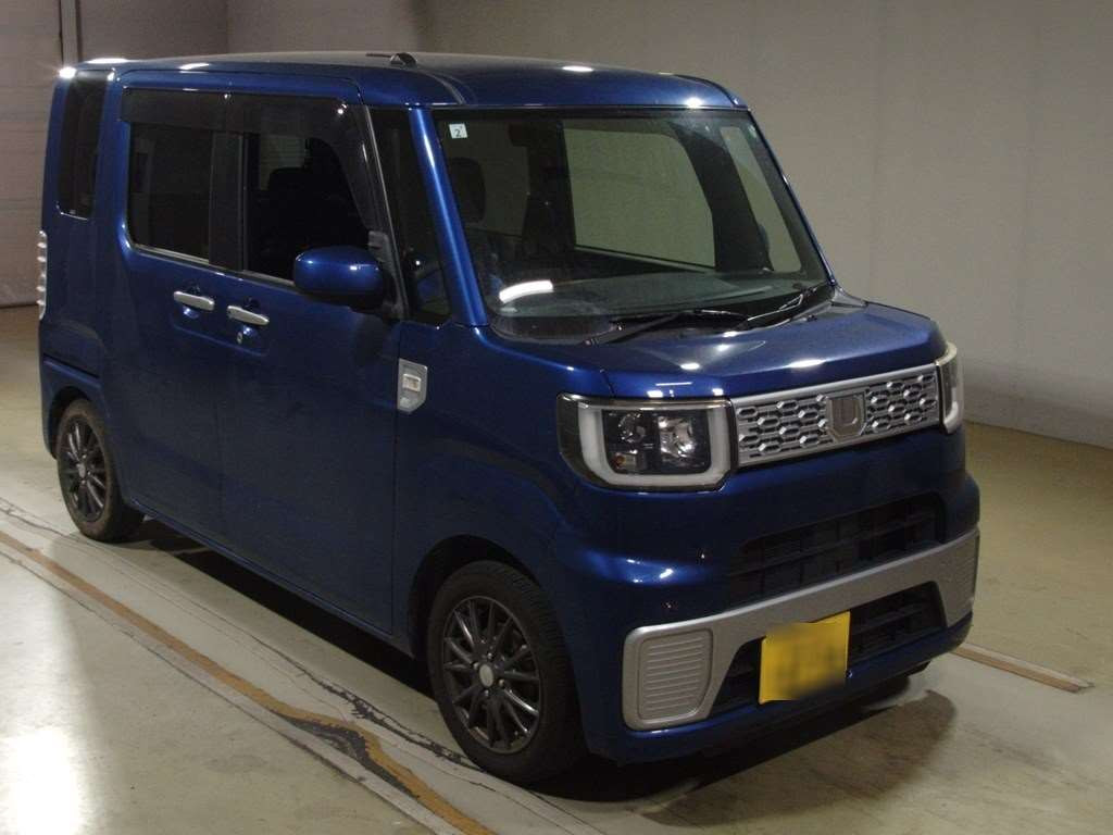 2015 Daihatsu Wake LA700S[2]