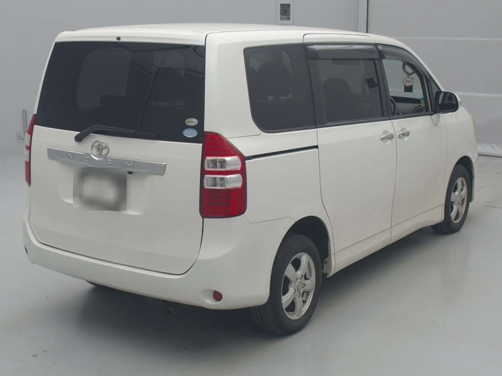 2011 Toyota Noah ZRR75G[1]