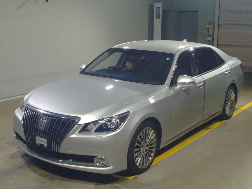 2015 Toyota Crown Majesta GWS214[0]