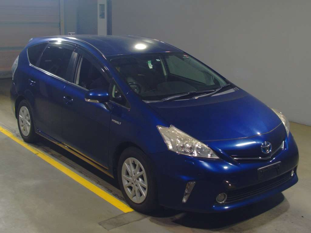 2013 Toyota Prius alpha ZVW41W[2]