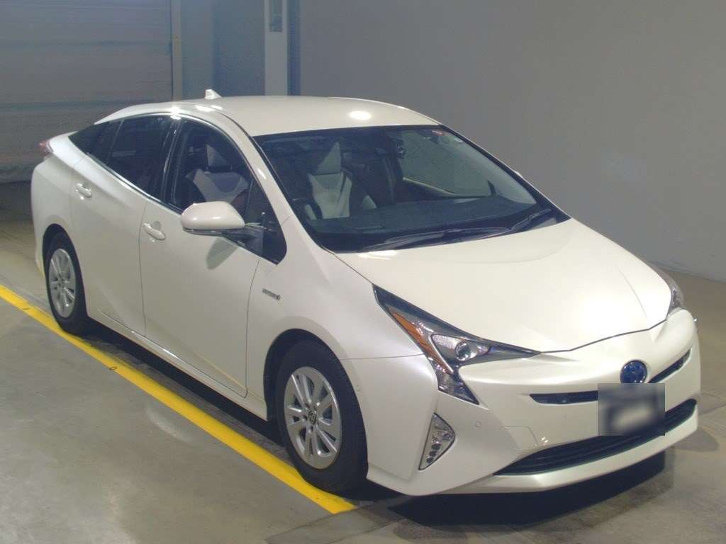 2017 Toyota Prius ZVW50[2]