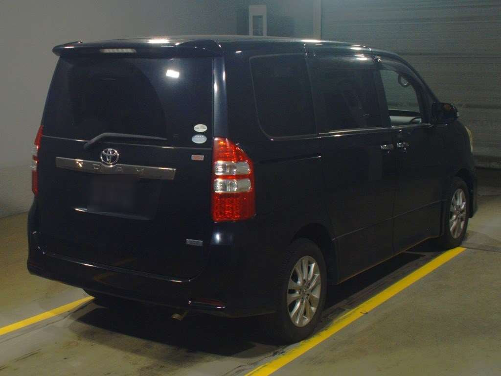 2011 Toyota Noah ZRR75W[1]