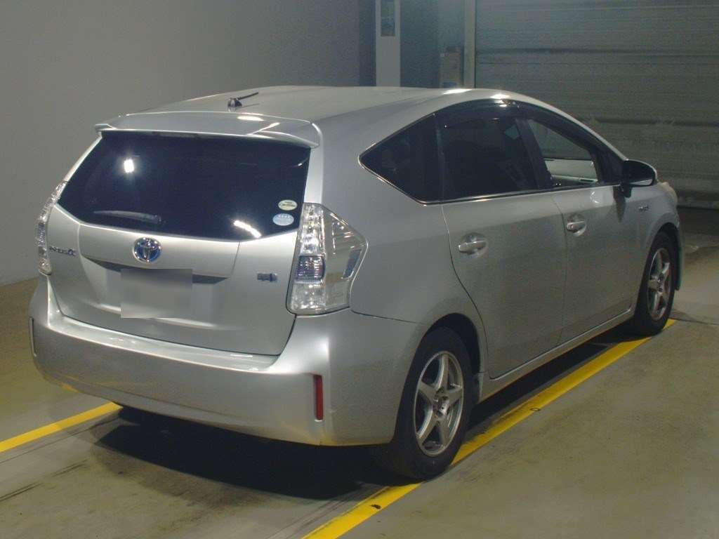 2011 Toyota Prius alpha ZVW41W[1]