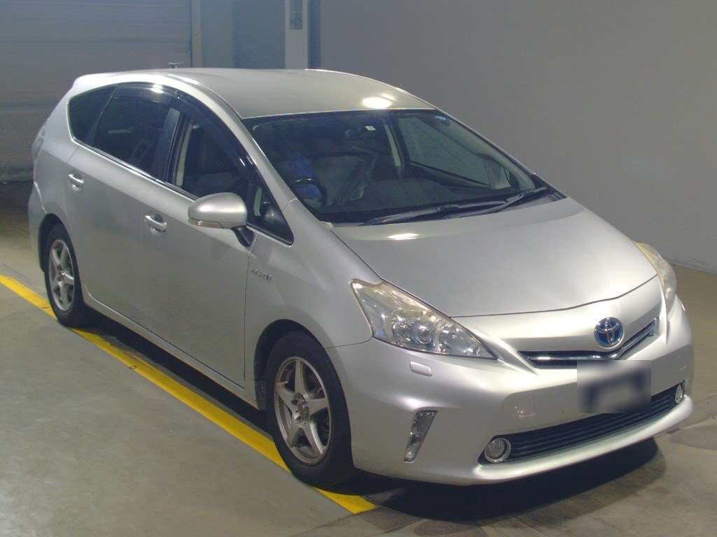 2011 Toyota Prius alpha ZVW41W[2]