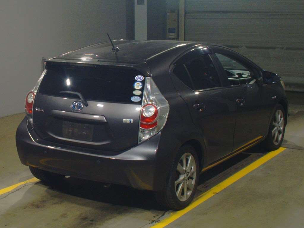 2012 Toyota Aqua NHP10[1]