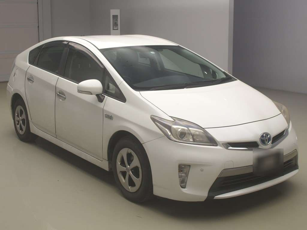 2013 Toyota Prius PHV ZVW35[2]