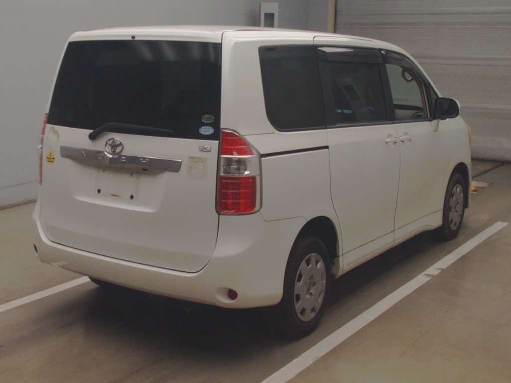 2007 Toyota Noah ZRR75G[1]