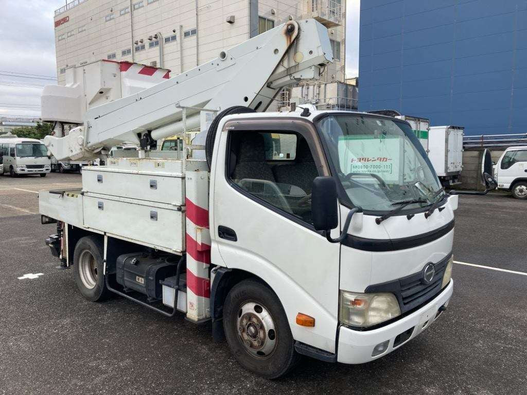 2010 Hino DUTRO XZU304X[2]