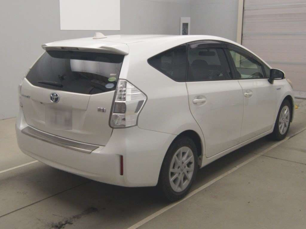 2012 Toyota Prius alpha ZVW41W[1]