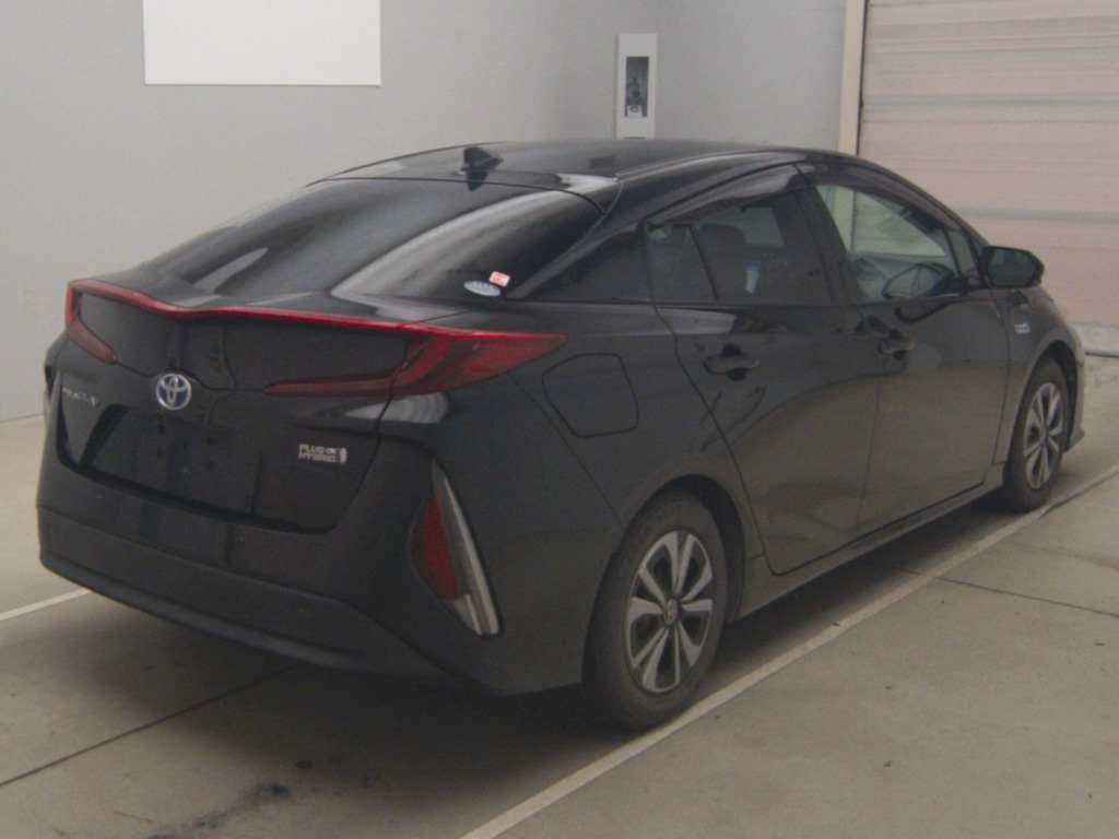 2017 Toyota Prius PHV ZVW52[1]