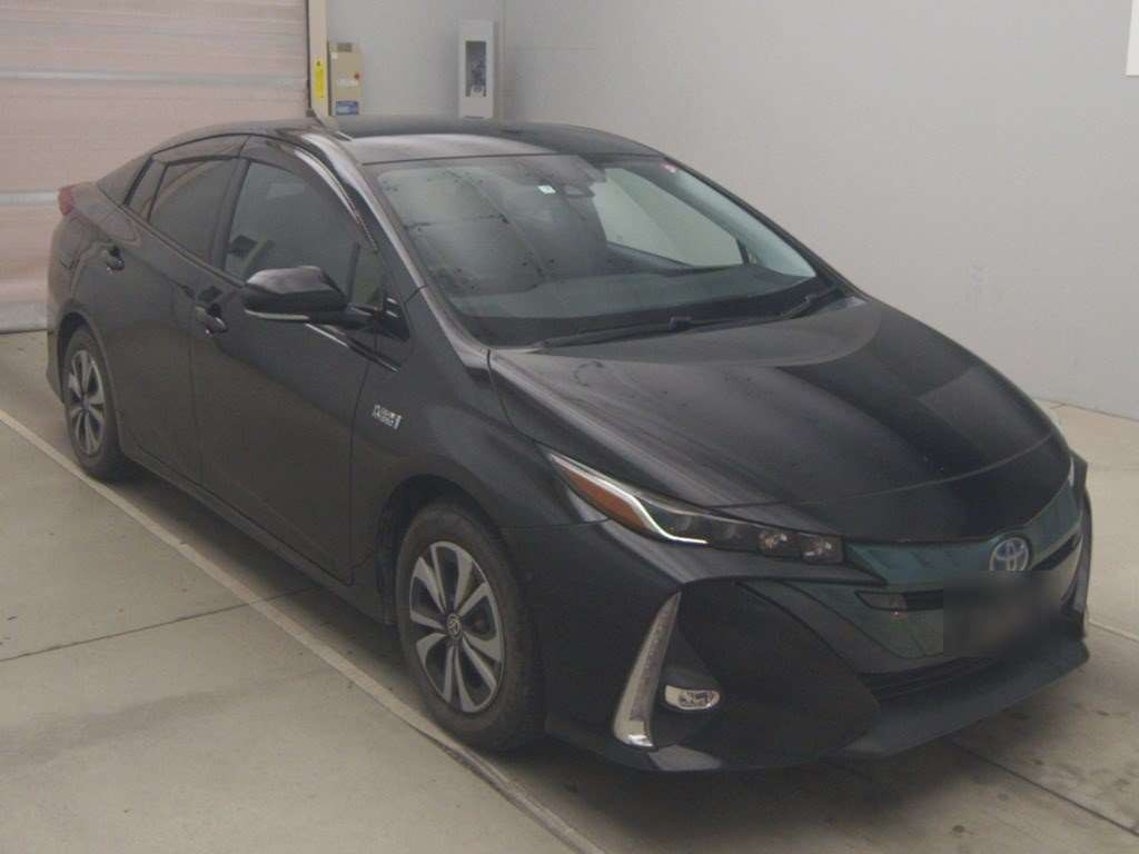 2017 Toyota Prius PHV ZVW52[2]