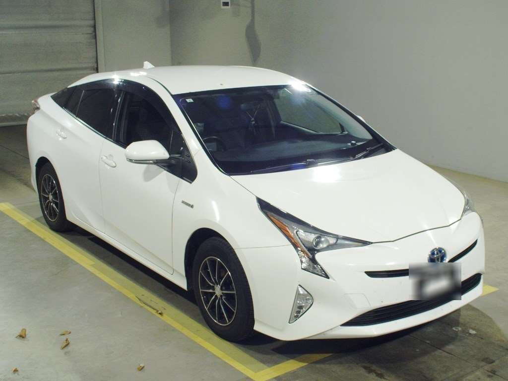 2017 Toyota Prius ZVW55[2]