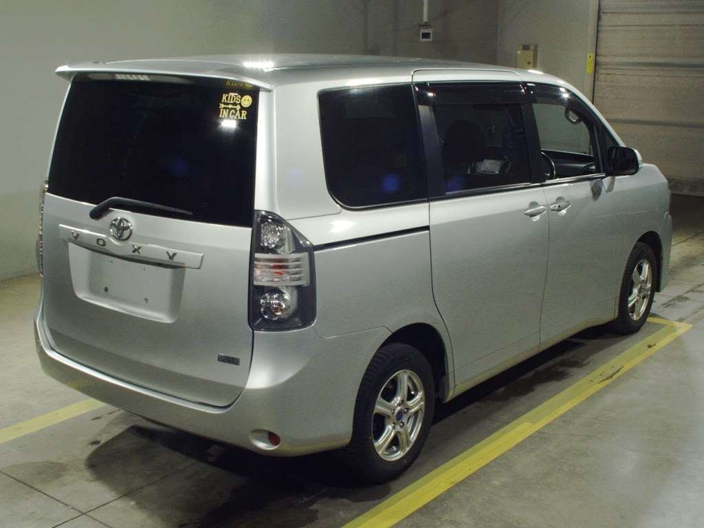 2011 Toyota Voxy ZRR75G[1]