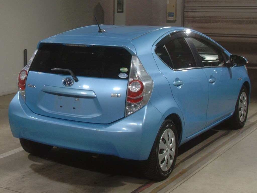 2013 Toyota Aqua NHP10[1]