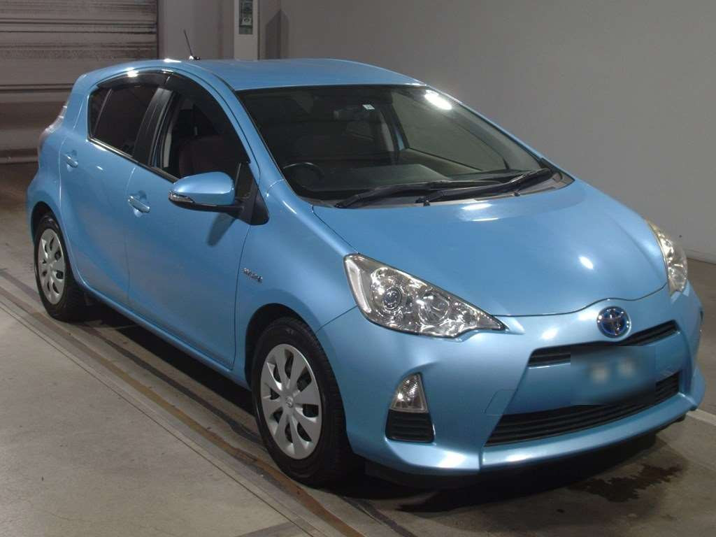 2013 Toyota Aqua NHP10[2]