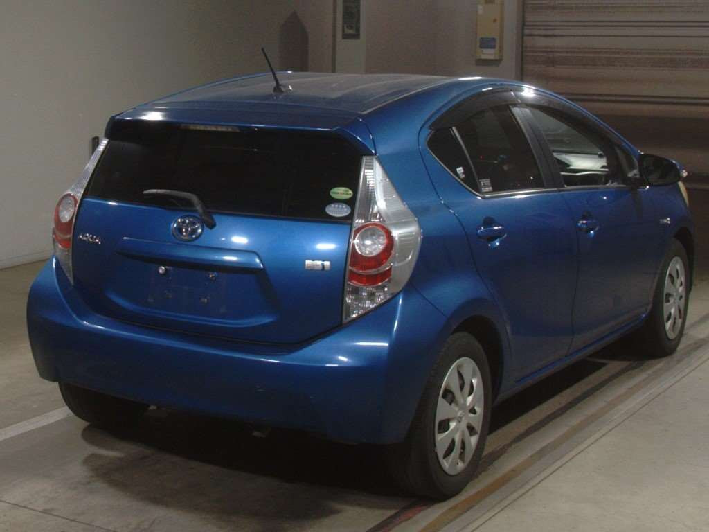 2013 Toyota Aqua NHP10[1]