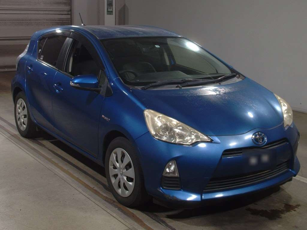 2013 Toyota Aqua NHP10[2]