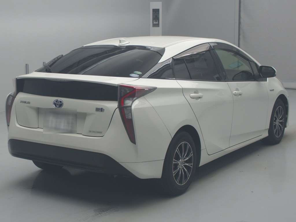 2016 Toyota Prius ZVW50[1]