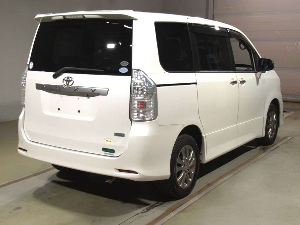 2011 Toyota Voxy ZRR75W[1]