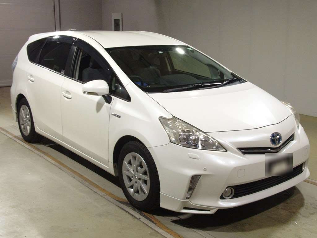 2012 Toyota Prius alpha ZVW41W[2]