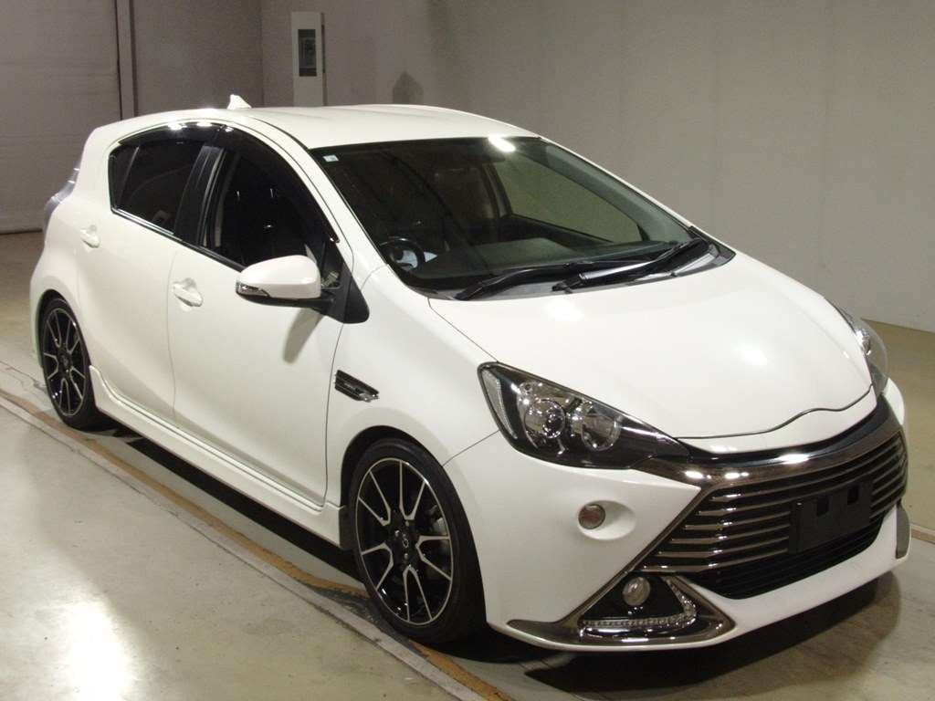 2014 Toyota Aqua NHP10[2]