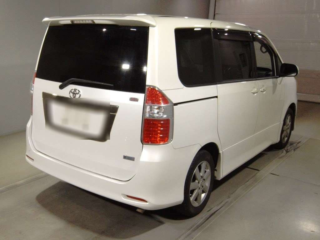 2008 Toyota Noah ZRR70W[1]