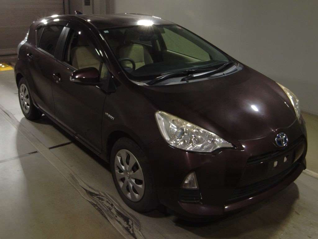 2014 Toyota Aqua NHP10[2]