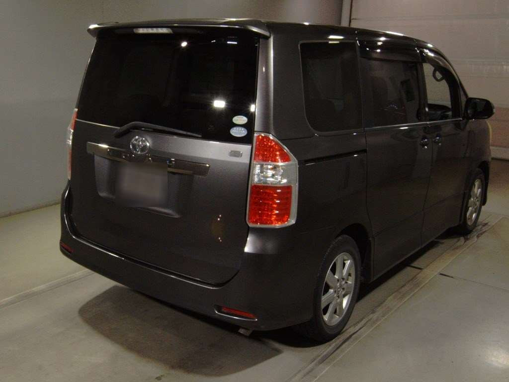 2010 Toyota Noah ZRR70W[1]