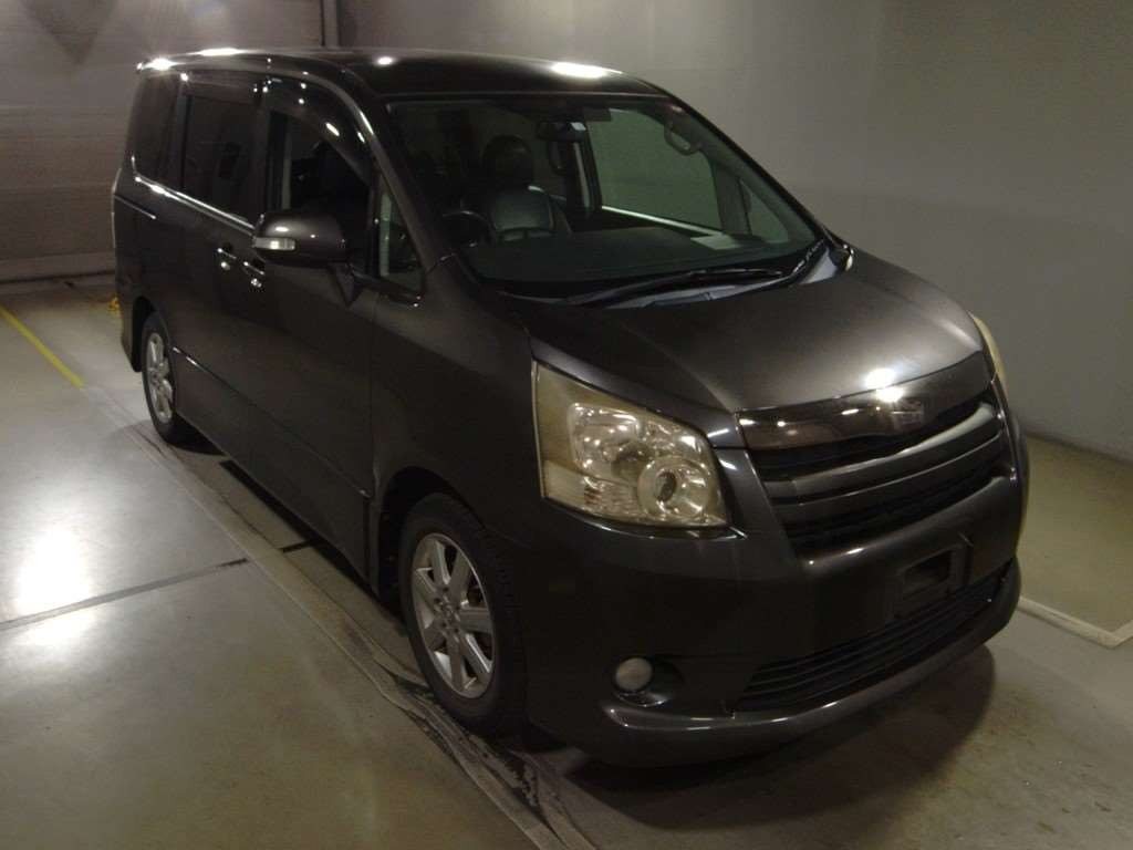 2010 Toyota Noah ZRR70W[2]