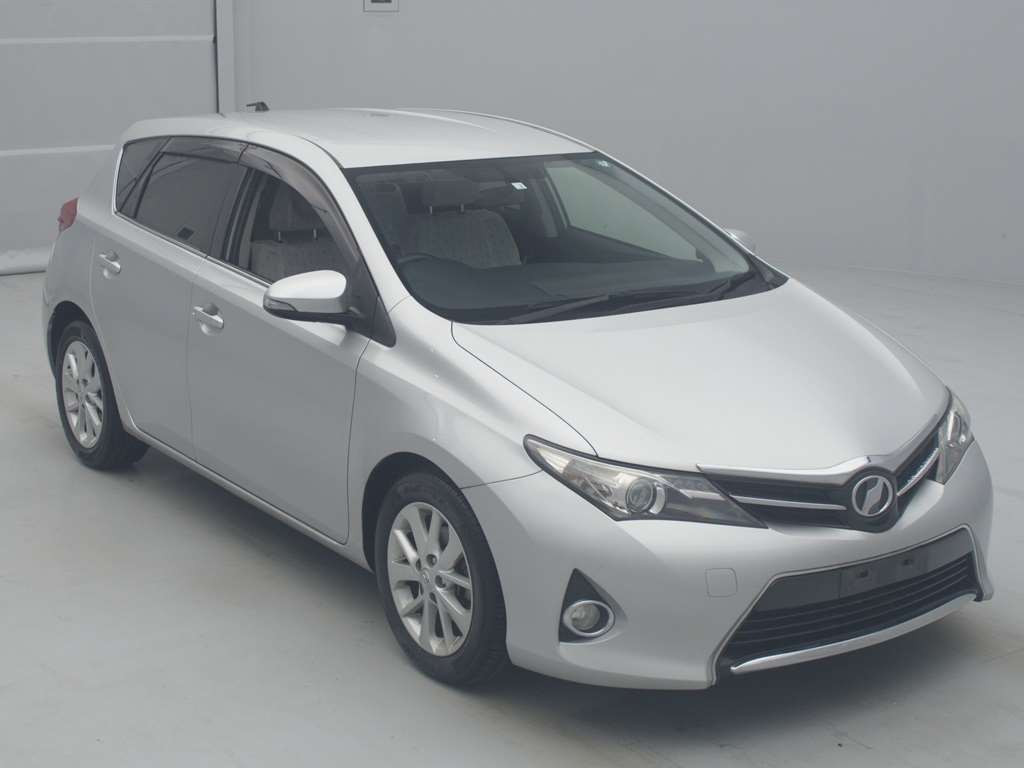 2014 Toyota Auris ZRE186H[2]