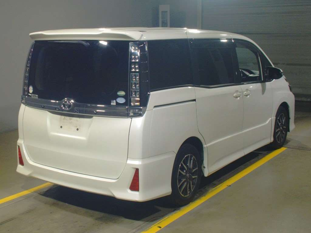 2015 Toyota Voxy ZRR80W[1]