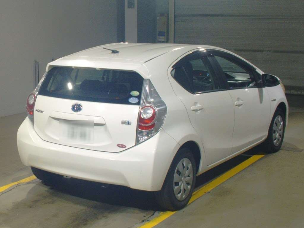 2013 Toyota Aqua NHP10[1]