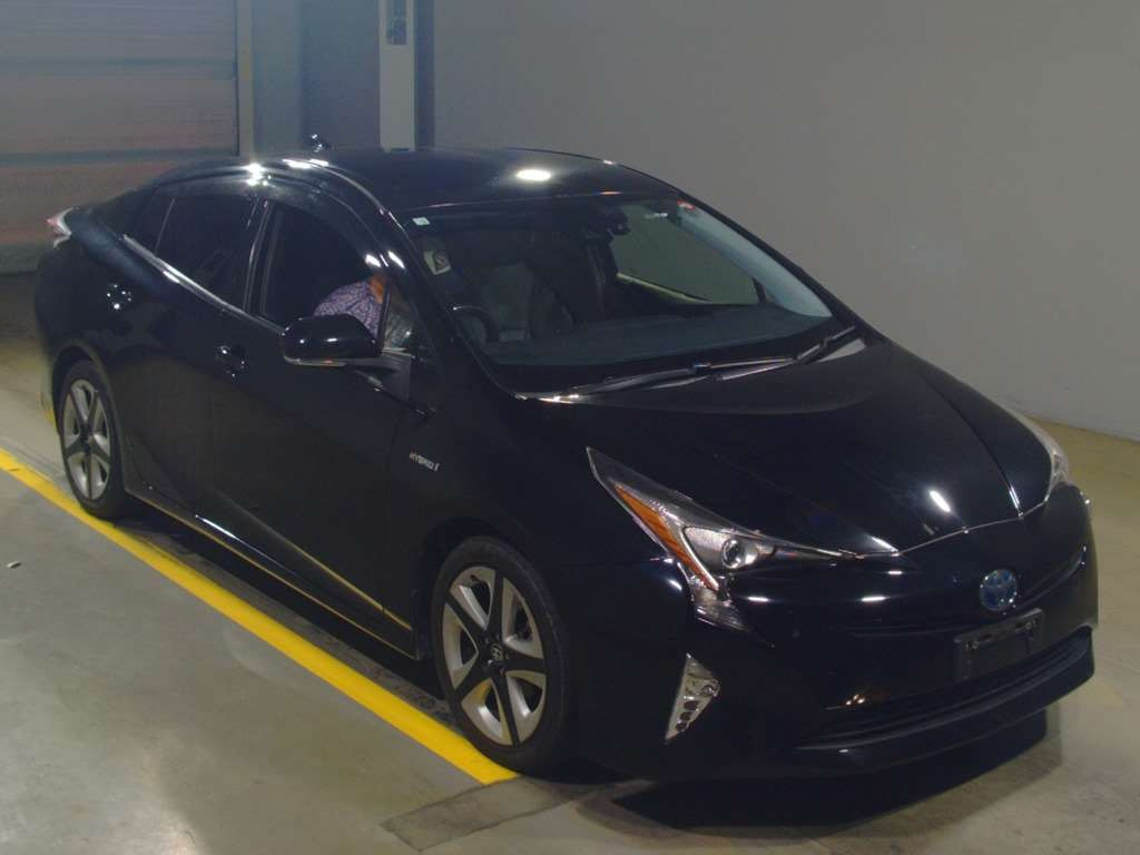 2016 Toyota Prius ZVW50[2]