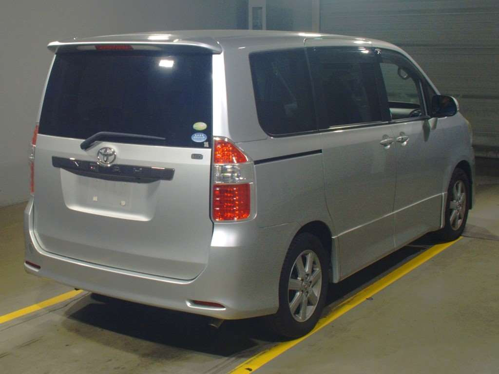 2008 Toyota Noah ZRR70W[1]