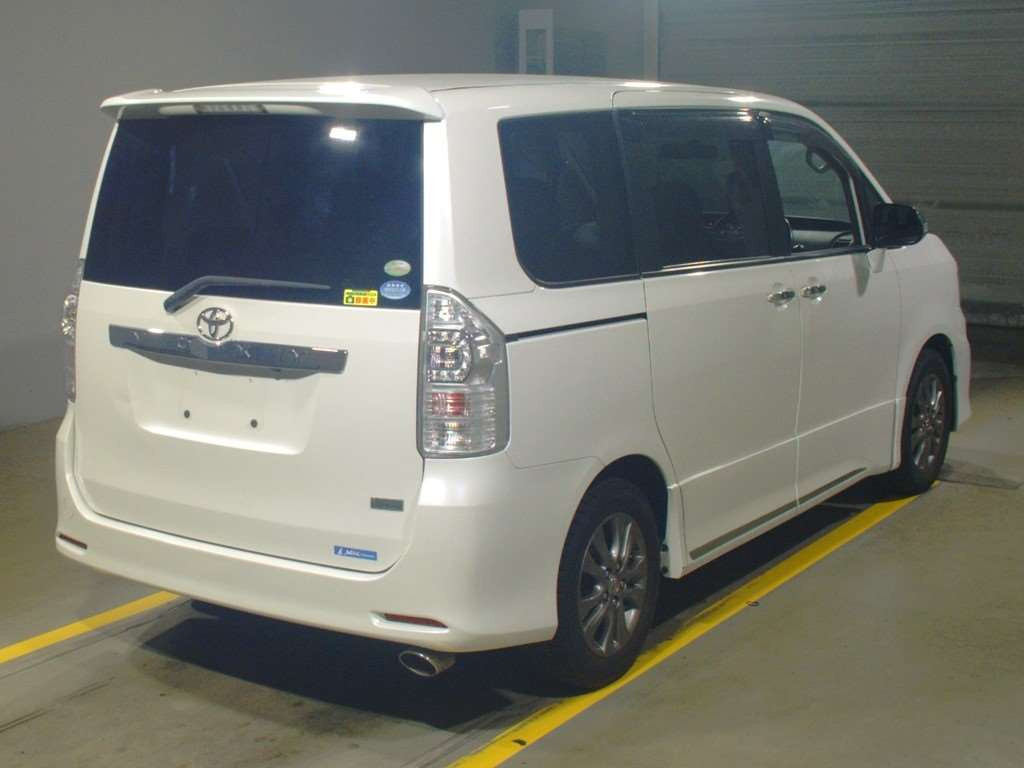 2011 Toyota Voxy ZRR70W[1]