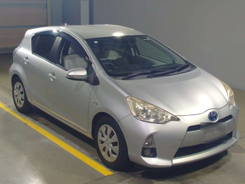 2012 Toyota Aqua NHP10[2]