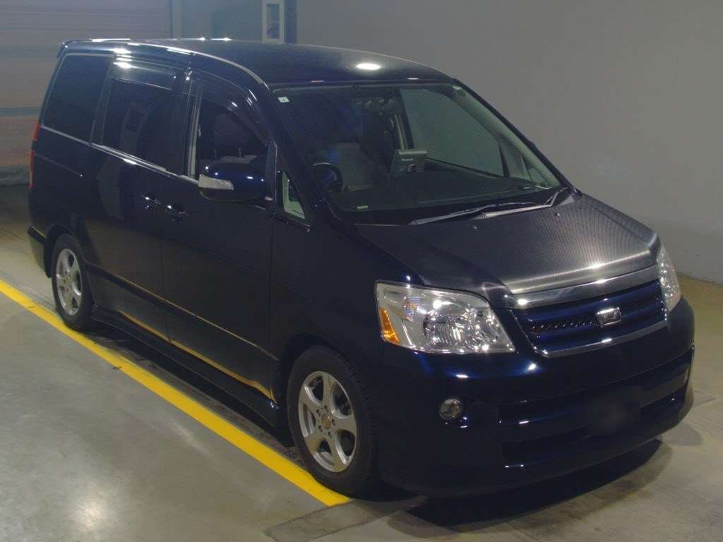 2005 Toyota Noah AZR60G[2]