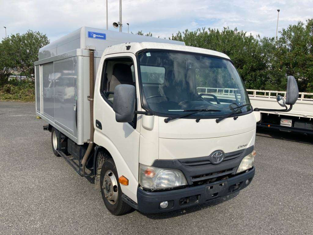 2013 Toyota Dyna Truck XZC645[2]