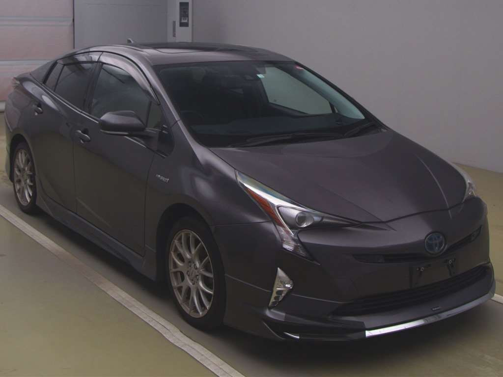 2016 Toyota Prius ZVW55[2]