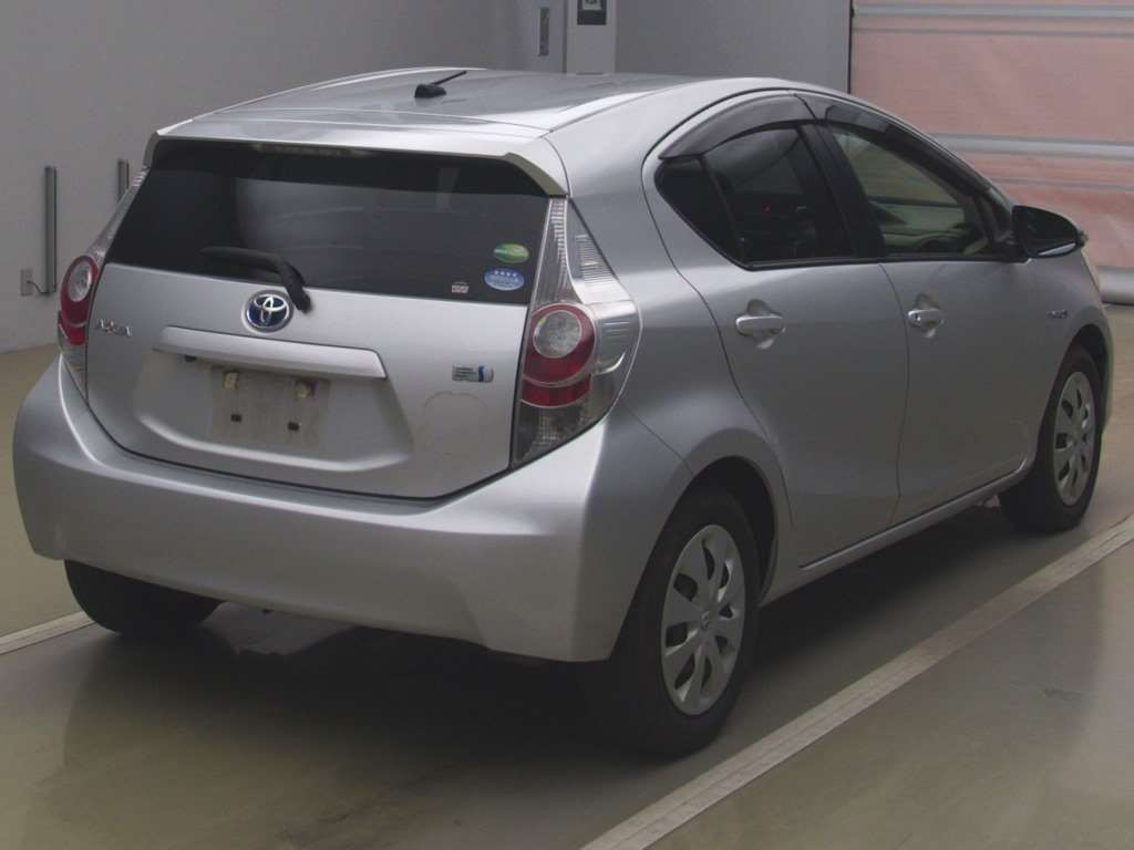 2012 Toyota Aqua NHP10[1]