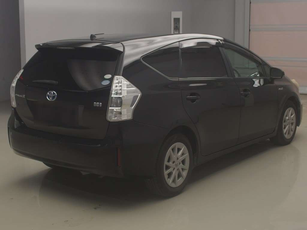 2011 Toyota Prius alpha ZVW41W[1]